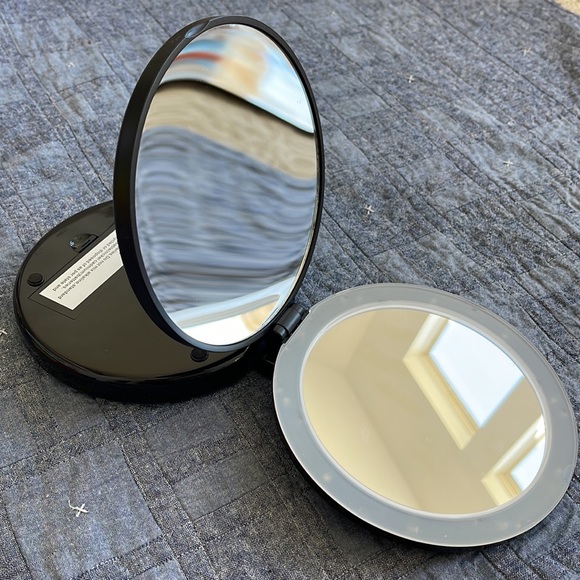 J lit mirror and magnified mirror with stand - Picture 3 of 4